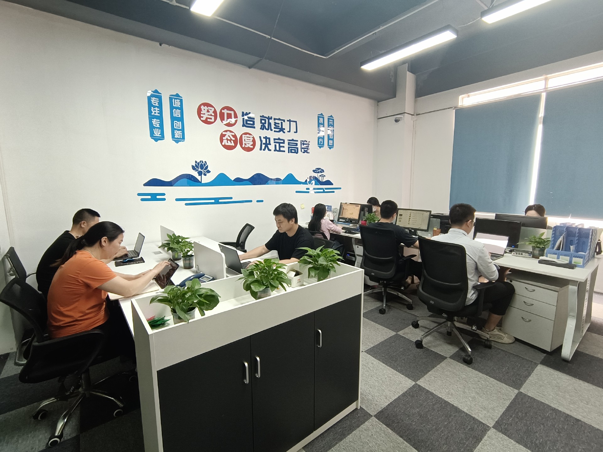 公司办公区.jpg
